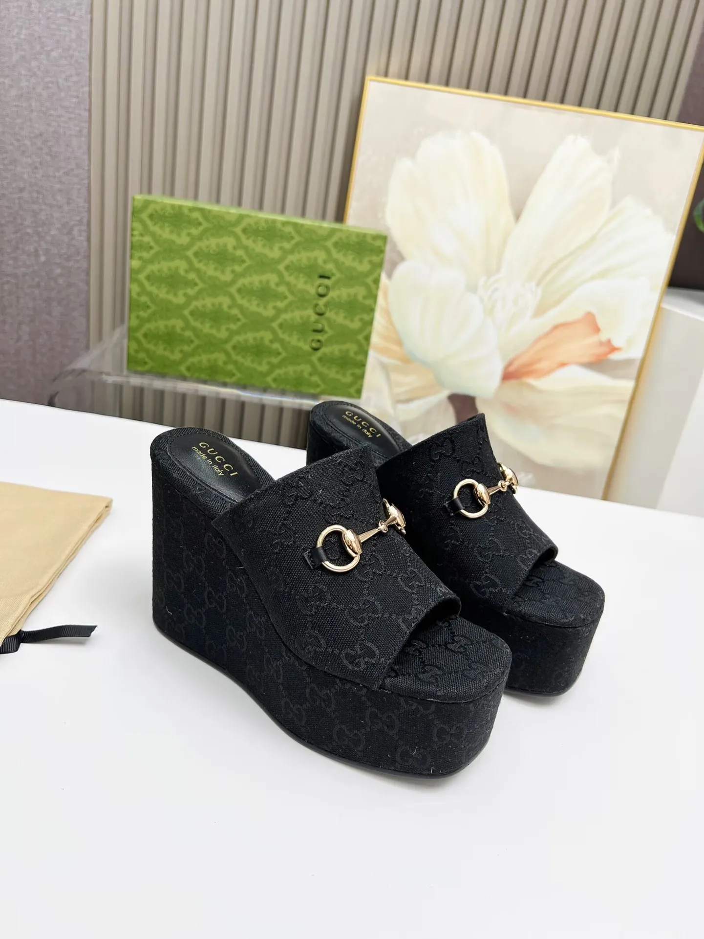👟👟Ex-factory price 440👟👟 Gucci's new slippers, fashionable, high-end and full of personality✅ Very stable, comfortable and durable for daily use, convenient and unique for daily matching, a must-have classic for summer, the upper uses GUCCI brand buckles Inner/foot pads: sheepskin Platform height: 11cm Color: black, brown Size: 35-42 (41, 42 need to be customized) Packing: Comes with cloth bag cards.